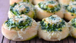 Brioches salées aux épinards et feta basilic garnie de fromage fondant sur une grille