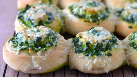 Brioches salées aux épinards et feta basilic garnie de fromage fondant sur une grille
