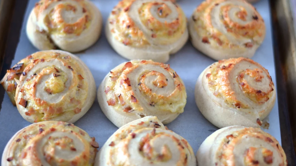 Les brioches sont cuites, mais retirées du four avant qu'elles ne soient dorées pour vous permettre de les réchauffer et de conserver leur texture moelleuse pour vos invités.