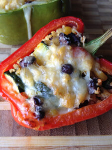 Photo en plan rapproché de poivrons farcis gratinés