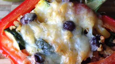 Photo en plan rapproché de poivrons farcis gratinés