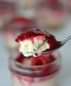 Verrines de gâteau au fromage, citron et framboises