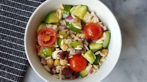 Salade grecque à l'orzo et aux pois chiches