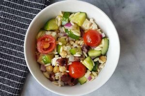 Salade grecque à l'orzo et aux pois chiches