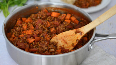 Casserole de tandoori de lentilles et patates douces.