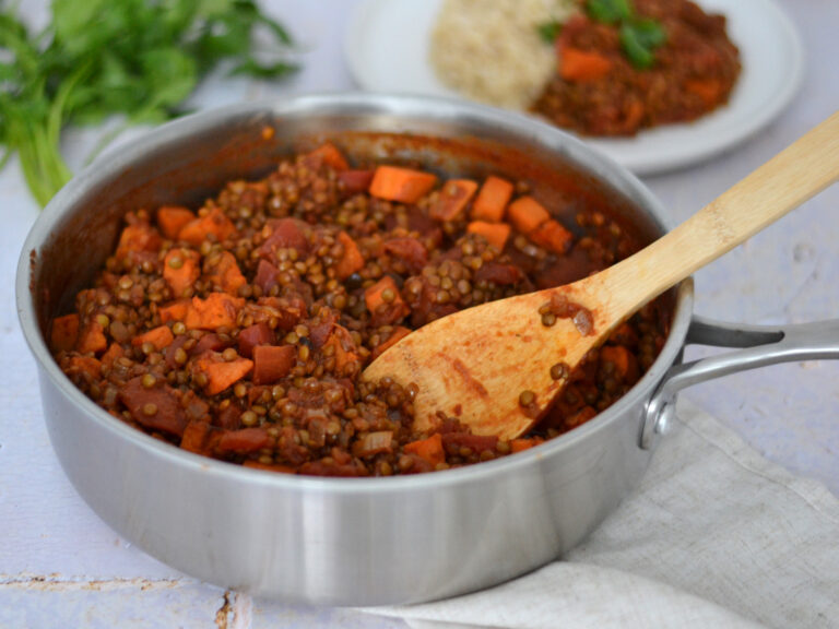 Casserole de tandoori de lentilles et patates douces.