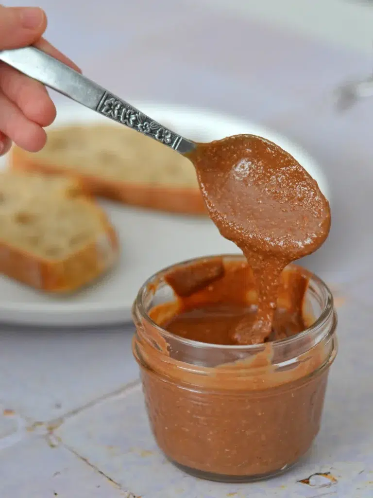 Cuillère napée de nutella maison pour montrer la texture riche du beurre de noisette au chocolat.