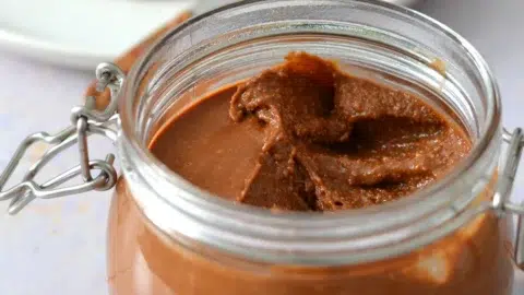 Pot de beurre de noisette style nutella conservé au frigo avec une texture plus ferme