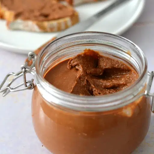 Pot de beurre de noisette style nutella conservé au frigo avec une texture plus ferme