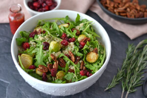 Salade festive aux pacanes et canneberges