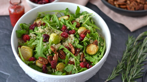 Salade festive aux pacanes et canneberges