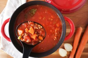 soupe à l'orge et aux tomates