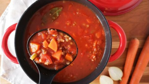 soupe à l'orge et aux tomates