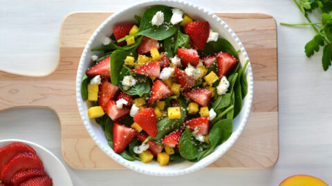 Salade d'épinards aux fraises et à la mangue