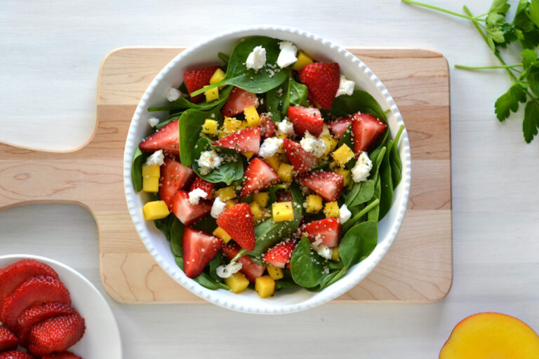 Salade d&rsquo;épinards aux fraises et à la mangue