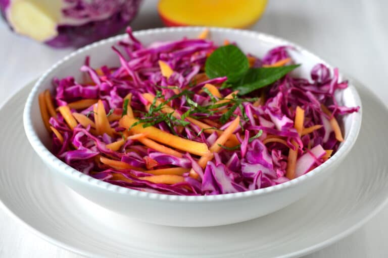 Salade rose de chou rouge à la mangue avec menthe pour garnir