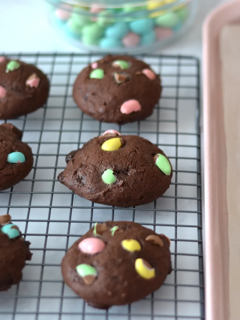 Biscuits moelleux doubles chocolats avec mini eggs répartis sur une grille
