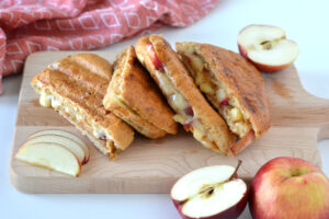 Panini cheddar et pommes caramélisées