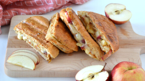 Panini cheddar et pommes caramélisées