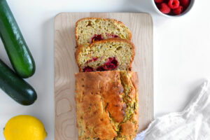 Pain aux courgettes, citron et framboises