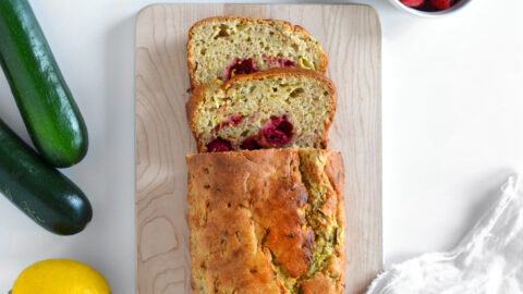 Pain aux courgettes, citron et framboises