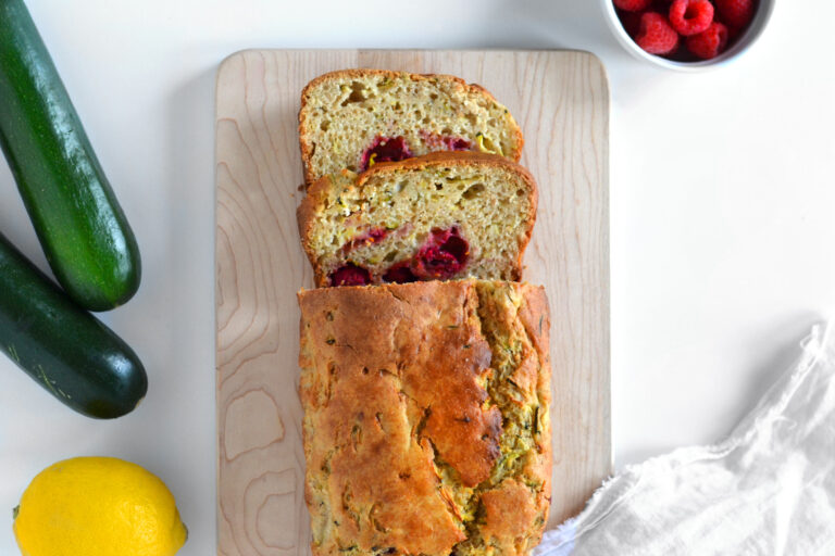 Pain aux courgettes, citron et framboises