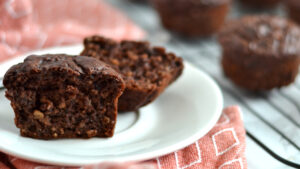 Muffins double chocolat à l'avoine coupé en deux dans une assiette