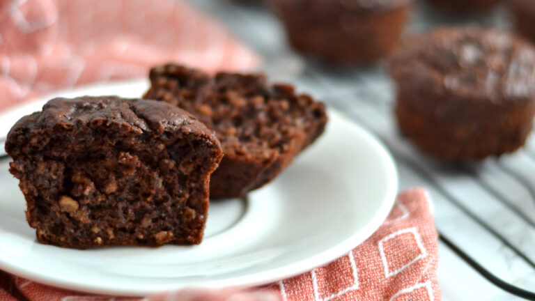 Muffins double chocolat à l'avoine coupé en deux dans une assiette