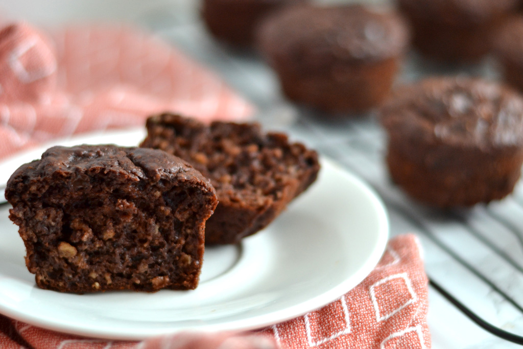 Muffins double chocolat dans une assiette
