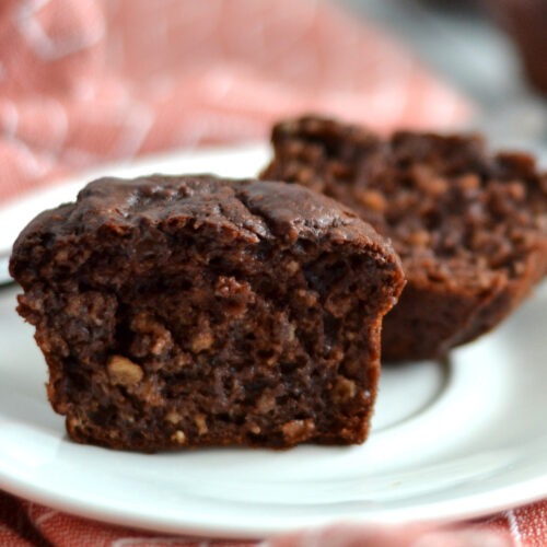 Muffins double chocolat à l'avoine coupé en deux dans une assiette blanche