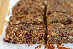 Barres tendres aux dattes et aux noix coupées