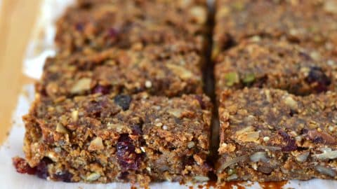 Barres tendres aux dattes et aux noix coupées