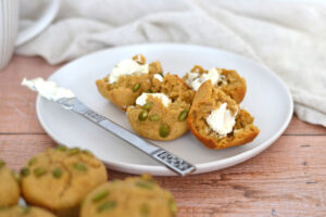 Muffins à la citrouille garnis de fromage à la crème dans une assiette blanche