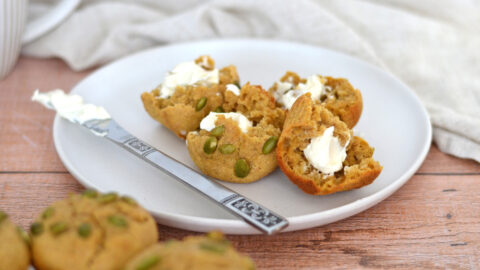 Muffins à la citrouille garnis de fromage à la crème dans une assiette blanche