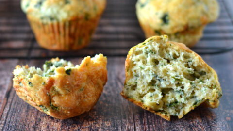 Un muffin au fromage et épinards déchiré en deux, montrant la texture moelleuse à l'intérieur.