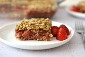 Carrés aux fraises et à la rhubarbe