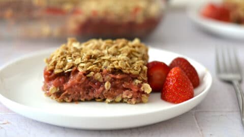 Carrés aux fraises et à la rhubarbe