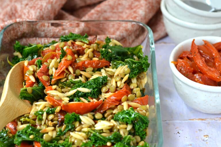 Salade d&rsquo;orzo aux lentilles et aux tomates confites
