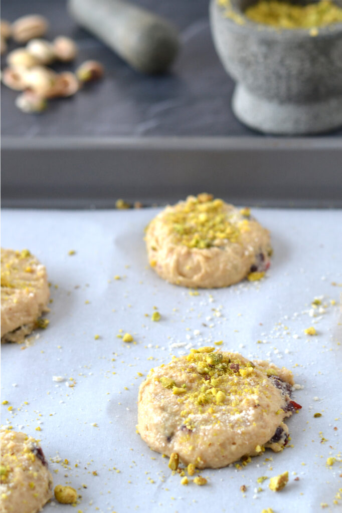 Biscuits moelleux aux canneberges et aux pistaches avant la cuisson