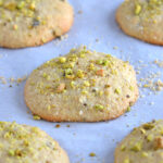Biscuits aux canneberges et aux pistaches, plan rapproché sur une plaque à biscuits