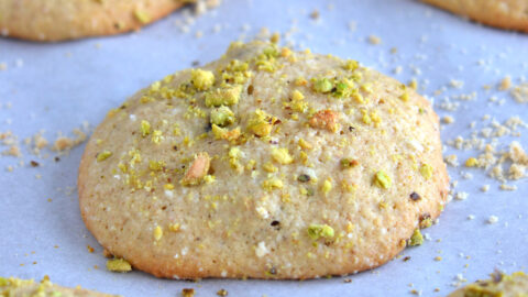Biscuits aux canneberges et aux pistaches, plan rapproché sur une plaque à biscuits