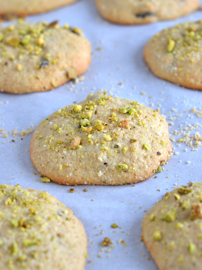 Biscuits aux canneberges et aux pistaches, plan rapproché sur une plaque à biscuits
