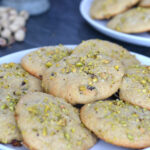 Biscuits-moelleux-aux-canneberges-et-aux-pistaches dans une assiette