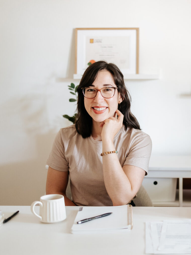 Accueil Photo de Caroline Cloutier, nutritionniste, assise derrière un bureau