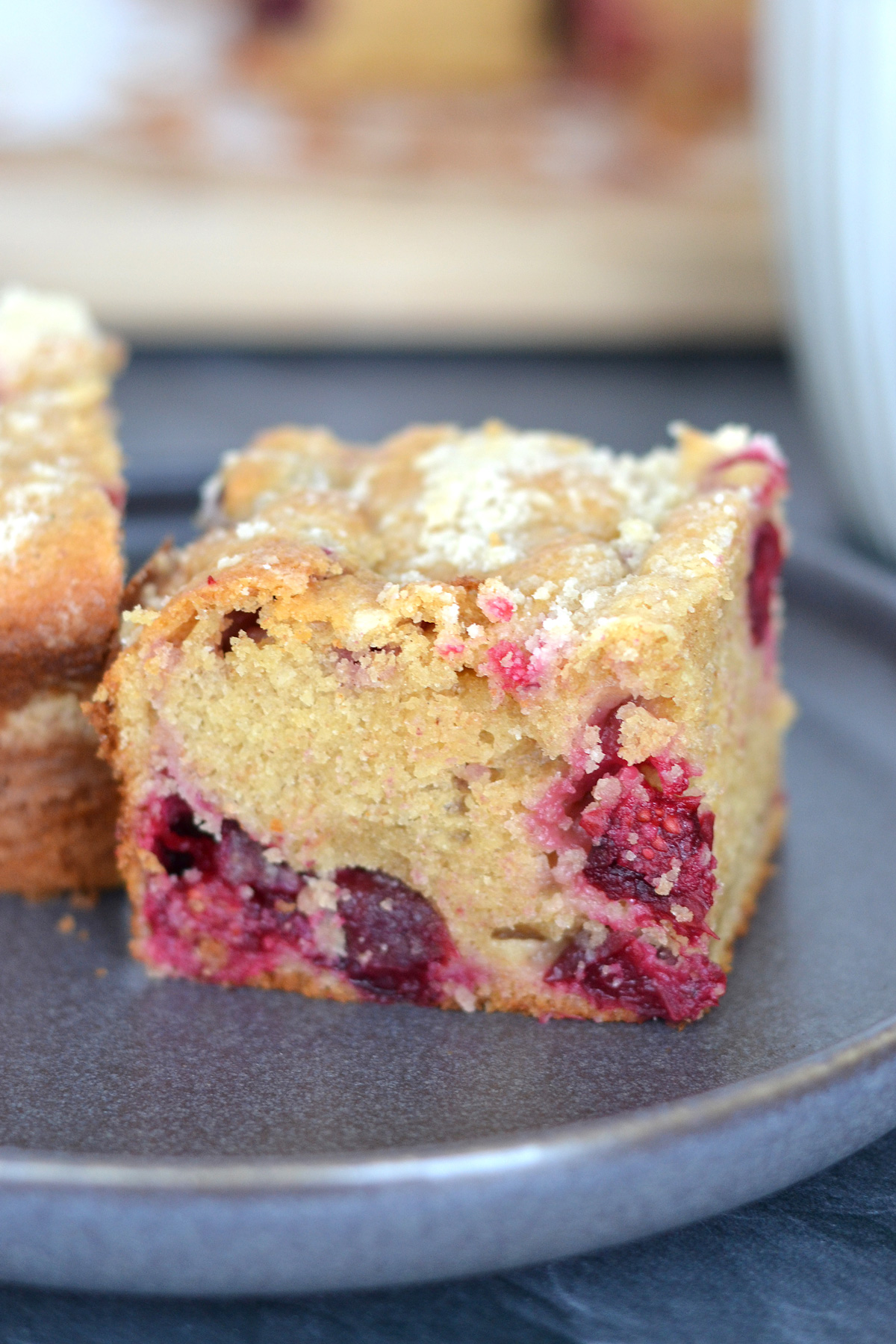Gâteau déjeuner aux canneberges rapproché dans une assiette