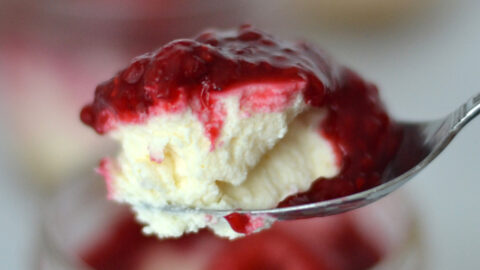 Plan rapproché d'une bouchée de gâteau au fromage, citron et framboises