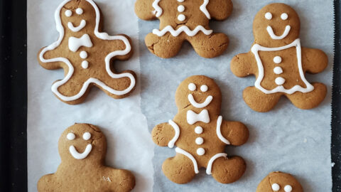 Biscuits au pain d'épices en forme de bonhommes, décorés de glace blanche.