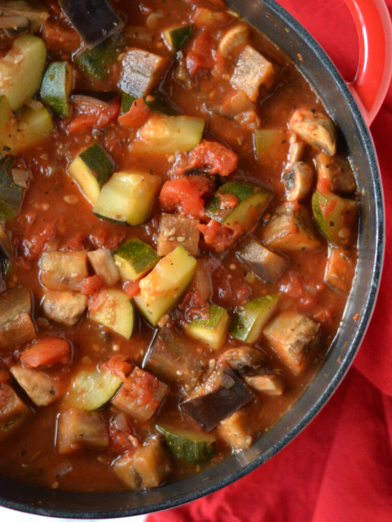 Casserole de ratatouille mijoté vu de haut