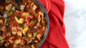Casserole de ratatouille mijoté vu de haut