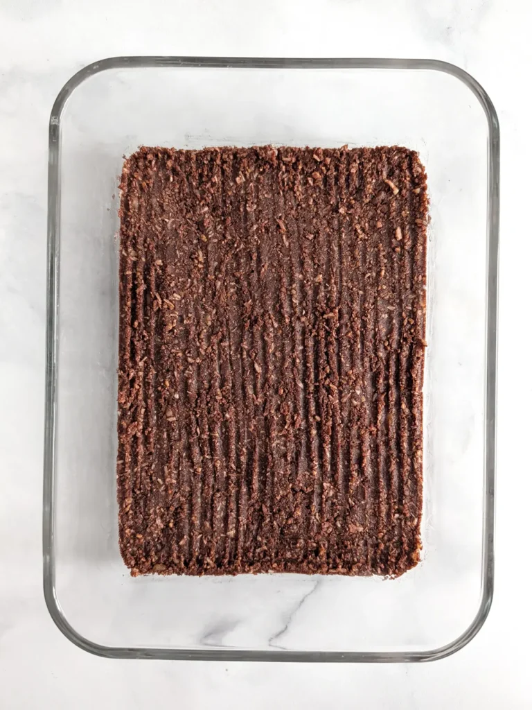 Base de graham et pvt chocolatée pour barres protéinées nanaimo.